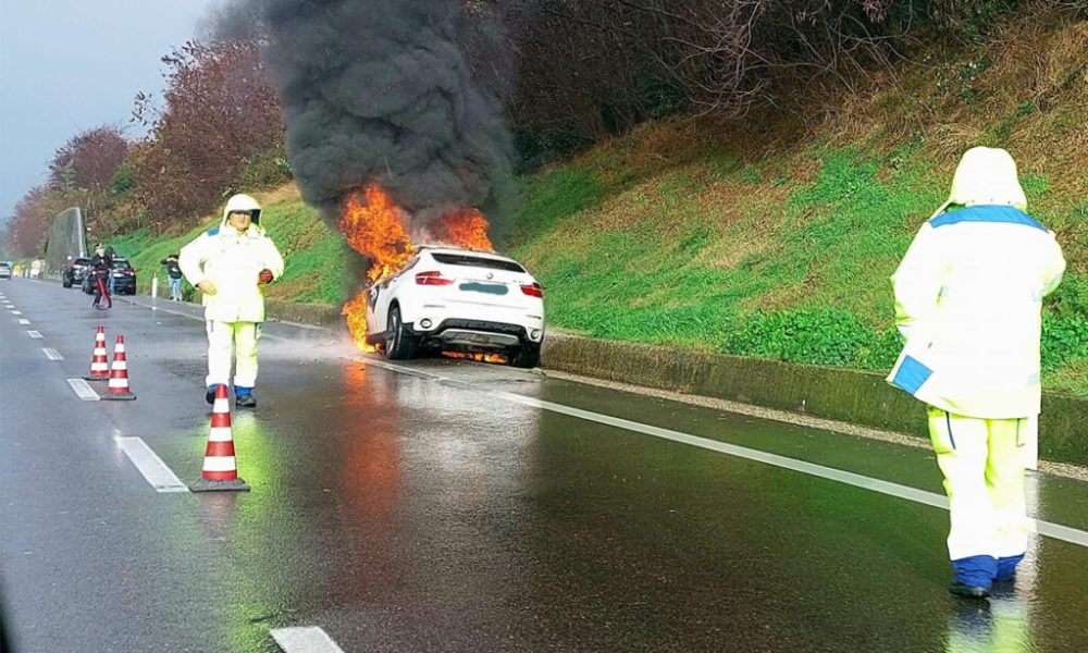 a2-macchina-in-fiamme-rogliano