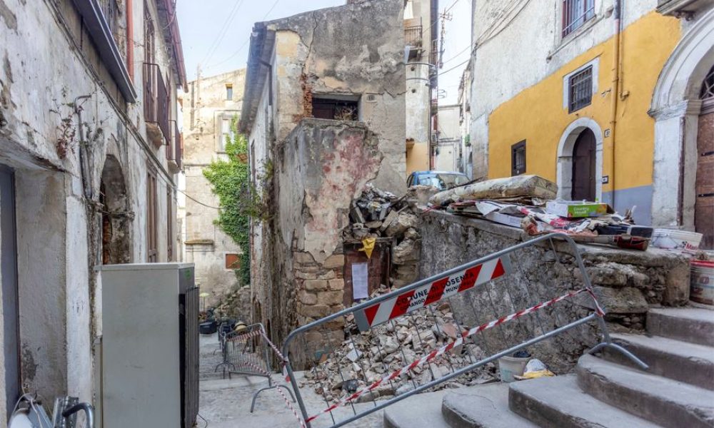 crollo-muro-centro-storico
