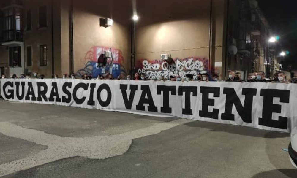 gurascio-vattene-striscione
