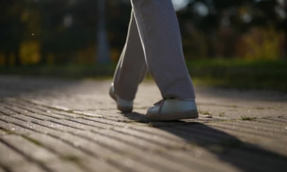 marciapiede strada piedi scarpe