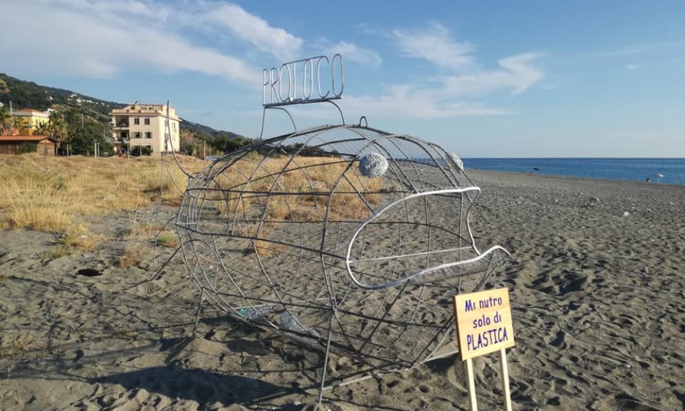 pesce-mangia-plastica