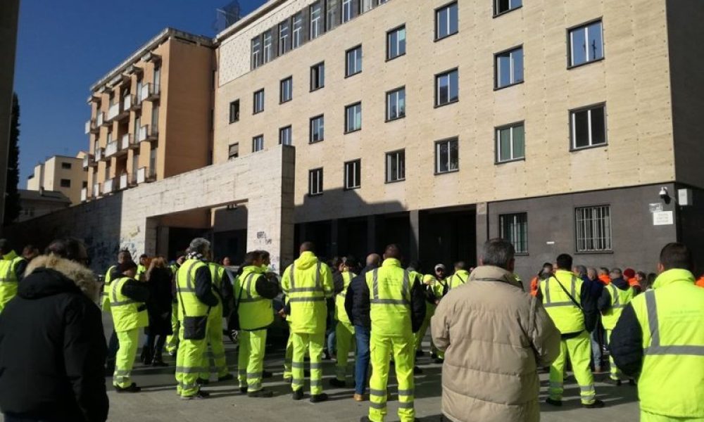 tute-gialle-palazzo-bruzi-cosenza-stipendi