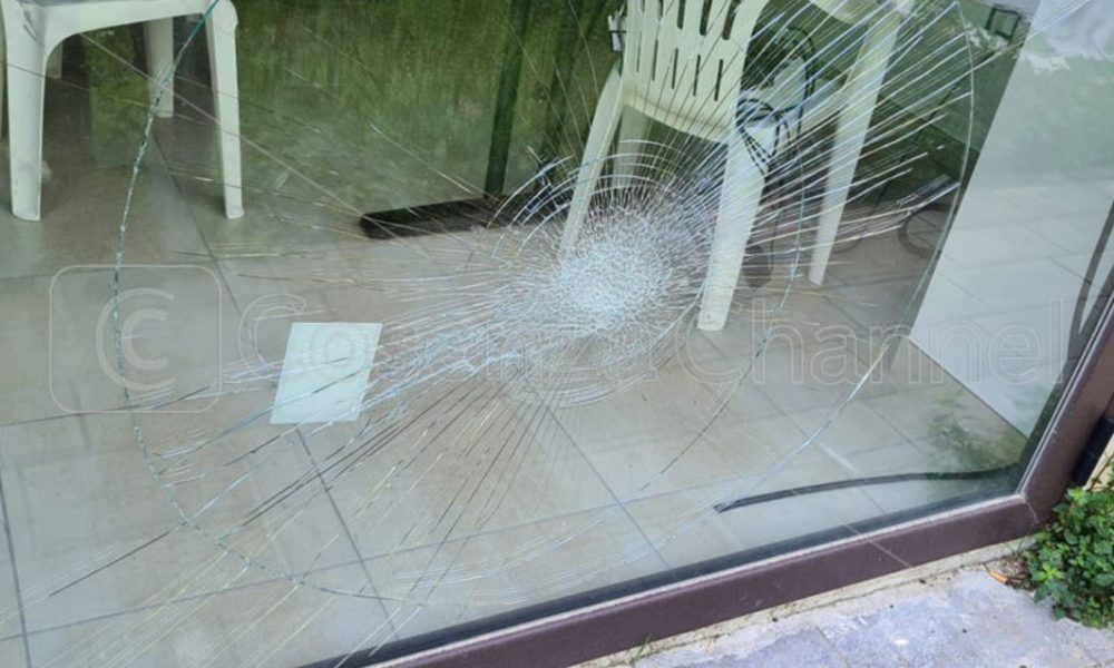 vetrina-comune-amantea-devastato